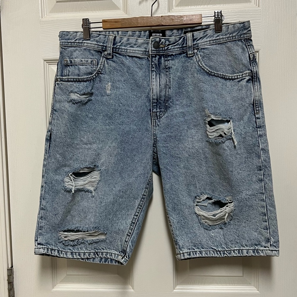 “Cotton On” Distressed Roller Short Light Wash